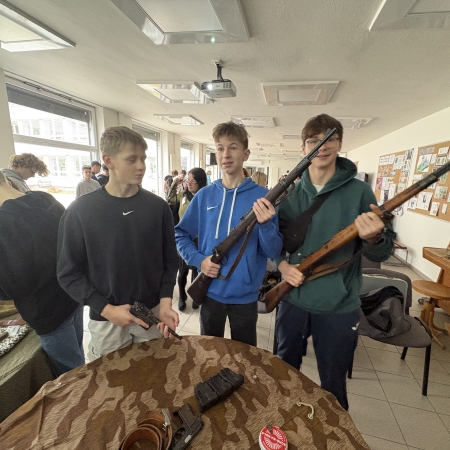 Deváťáci ve finále soutěže Setkání s historií 